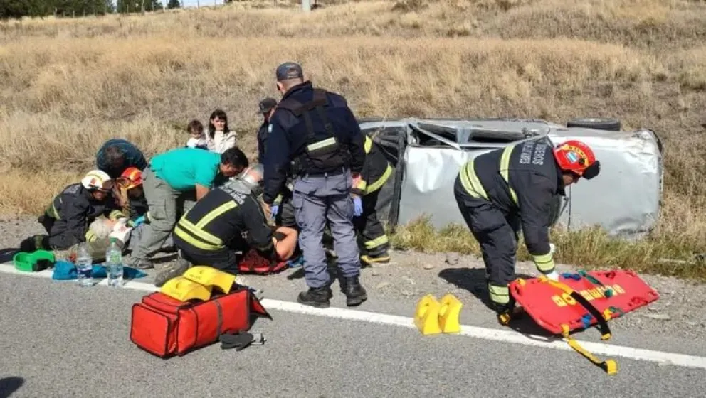 Cinco turistas cipoleños hospitalizados tras vuelco en la ruta 234