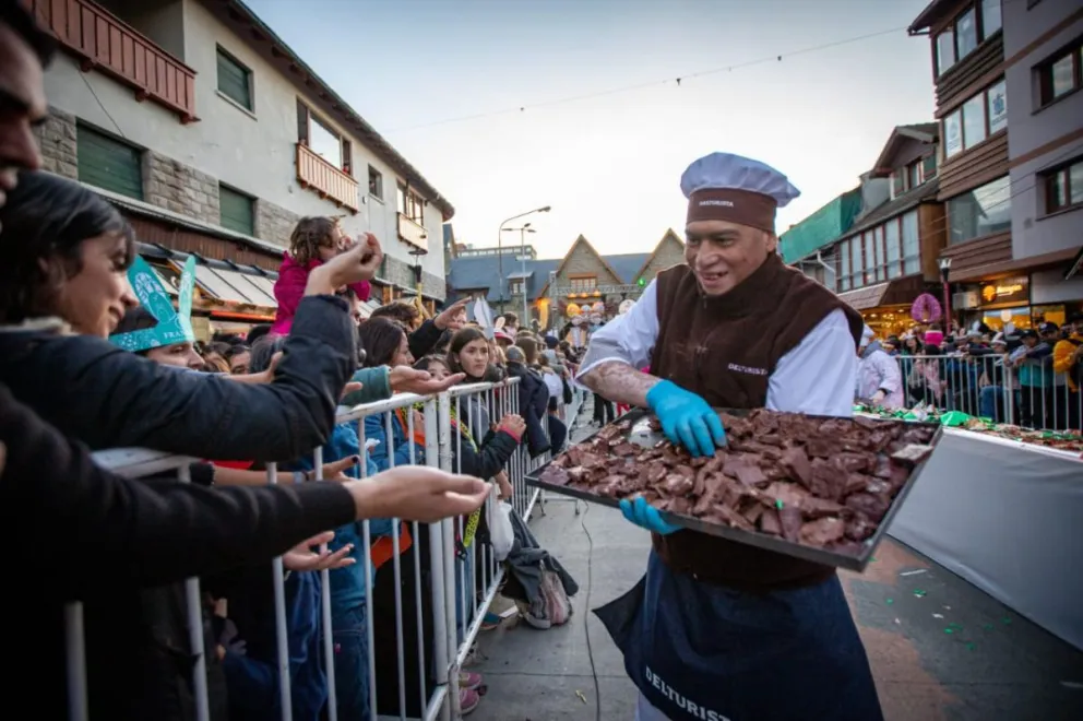 Cientos de personas probaron la gran barra de chocolate en Mitre