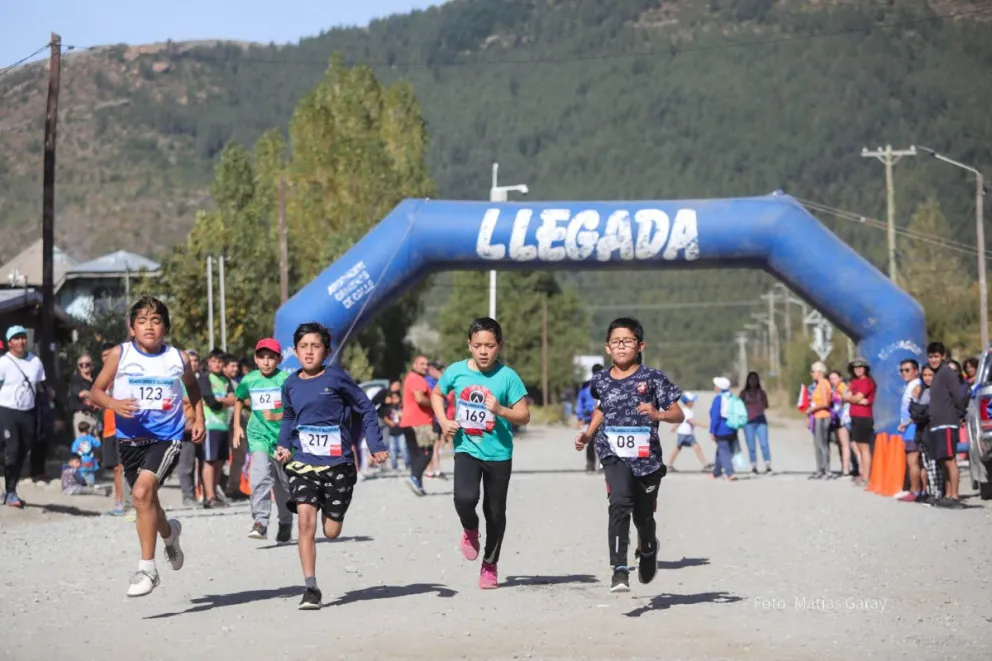 Casi un centenar de atletas corrió en el Nahuel Hue 