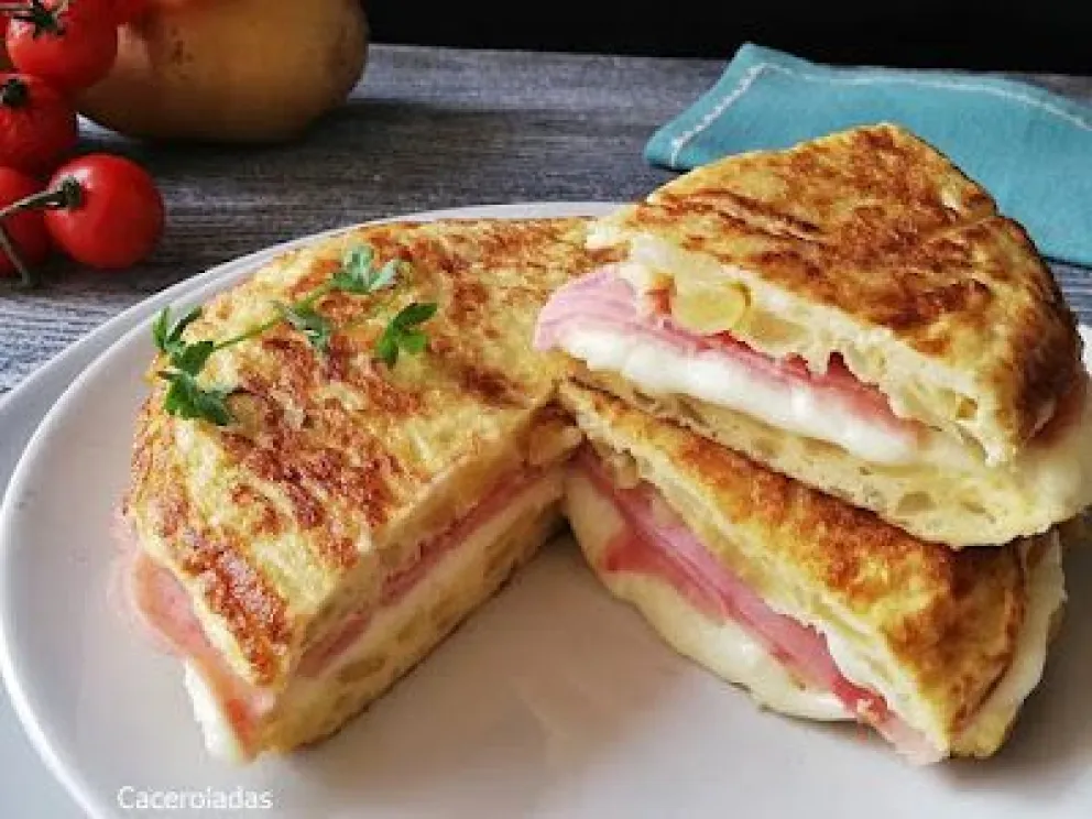 Anota los ingredientes y prepará este clásico renovado: Tortilla de papas rellenas de jamón y queso