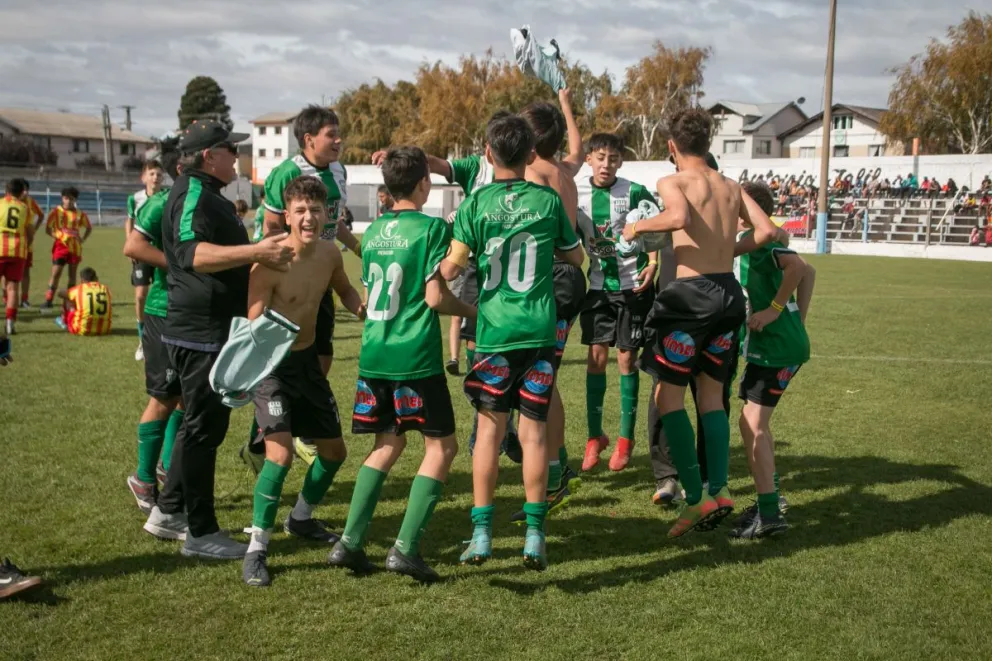 Hubo varias vueltas olímpicas en el fútbol infantil