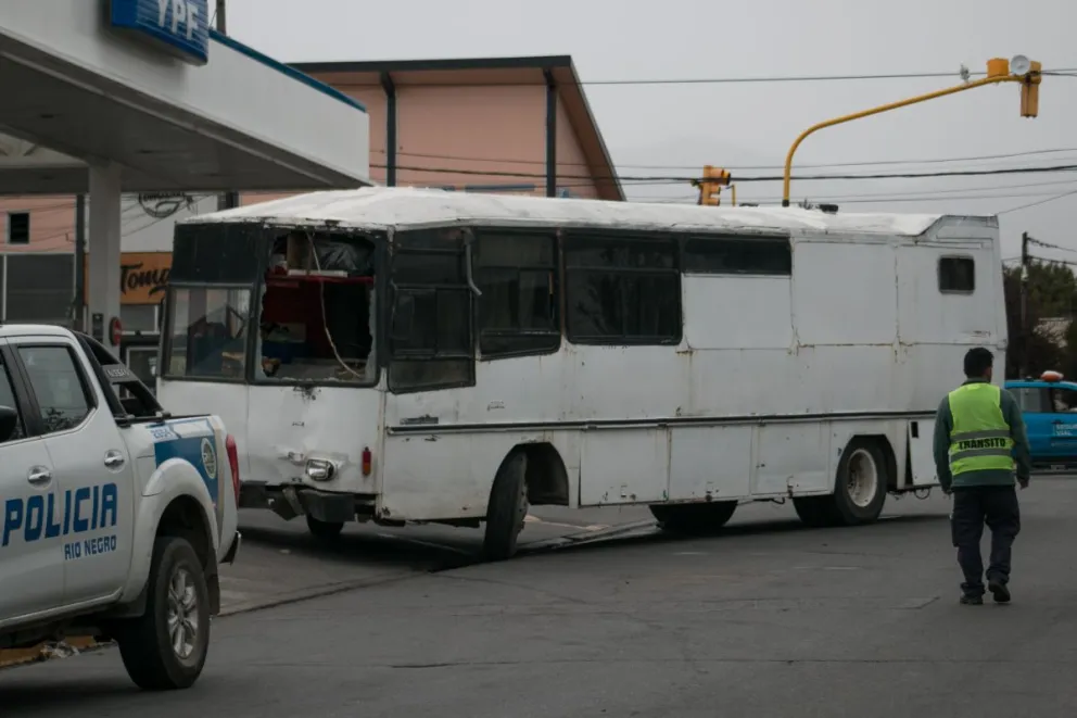 Le "saltó" el cambio a un motorhome en la estación de servicio y terminó chocando contra un poste