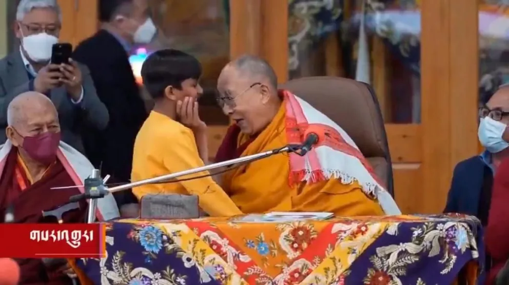 Indignación: el video del Dalai Lama besando en la boca a un niño durante un evento con estudiantes 