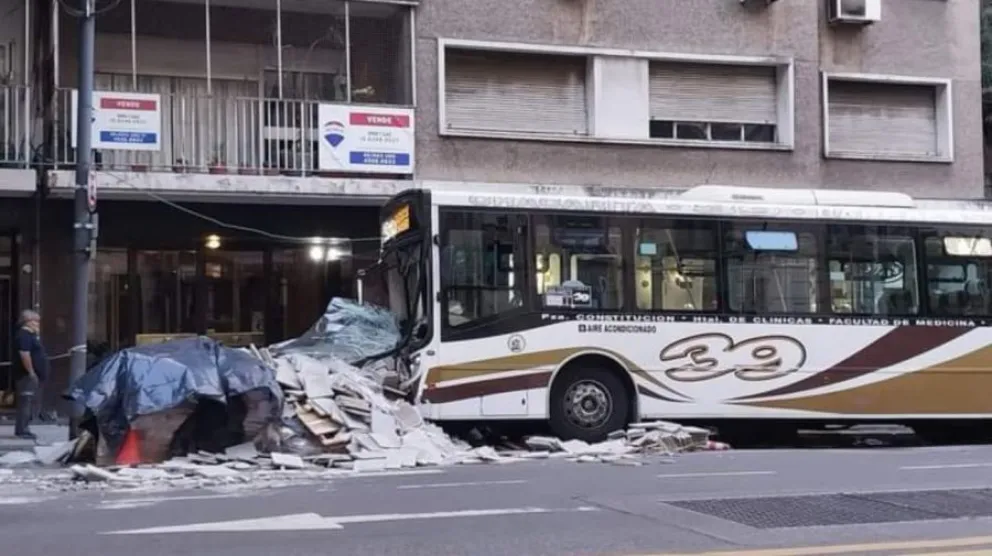 Colectivero se quedó dormido y chocó provocando heridas en 14 pasajeros: dio positivo a cocaína 