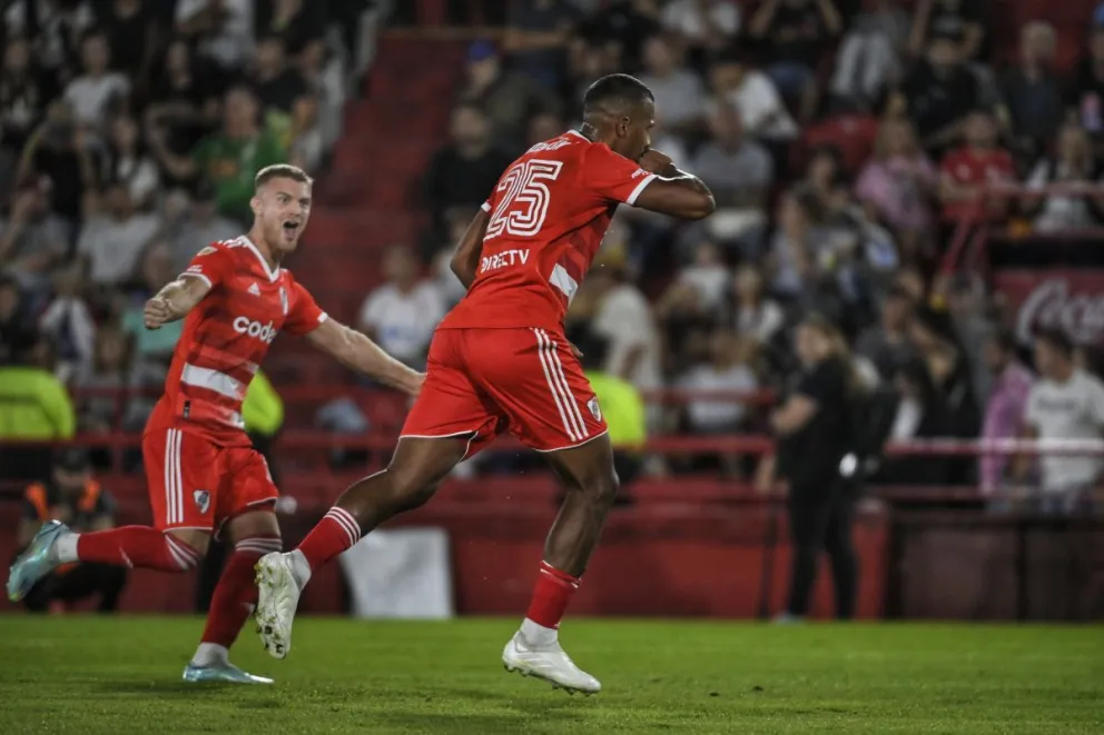 No le teme a las alturas: River goleó a Huracán y sigue en lo más alto