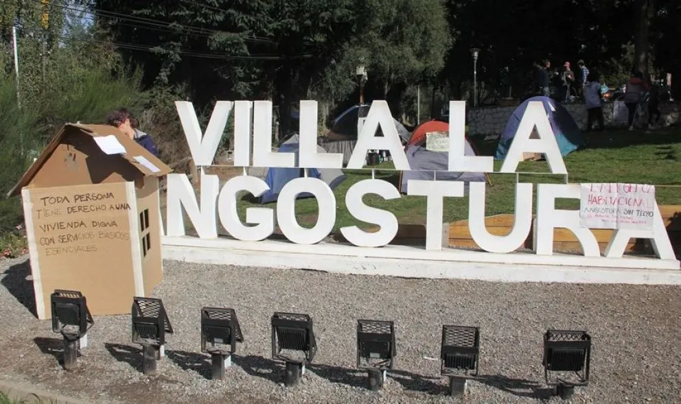 Vecinos de Villa La Angostura realizaron un acampe para reclamar por la crisis habitacional 