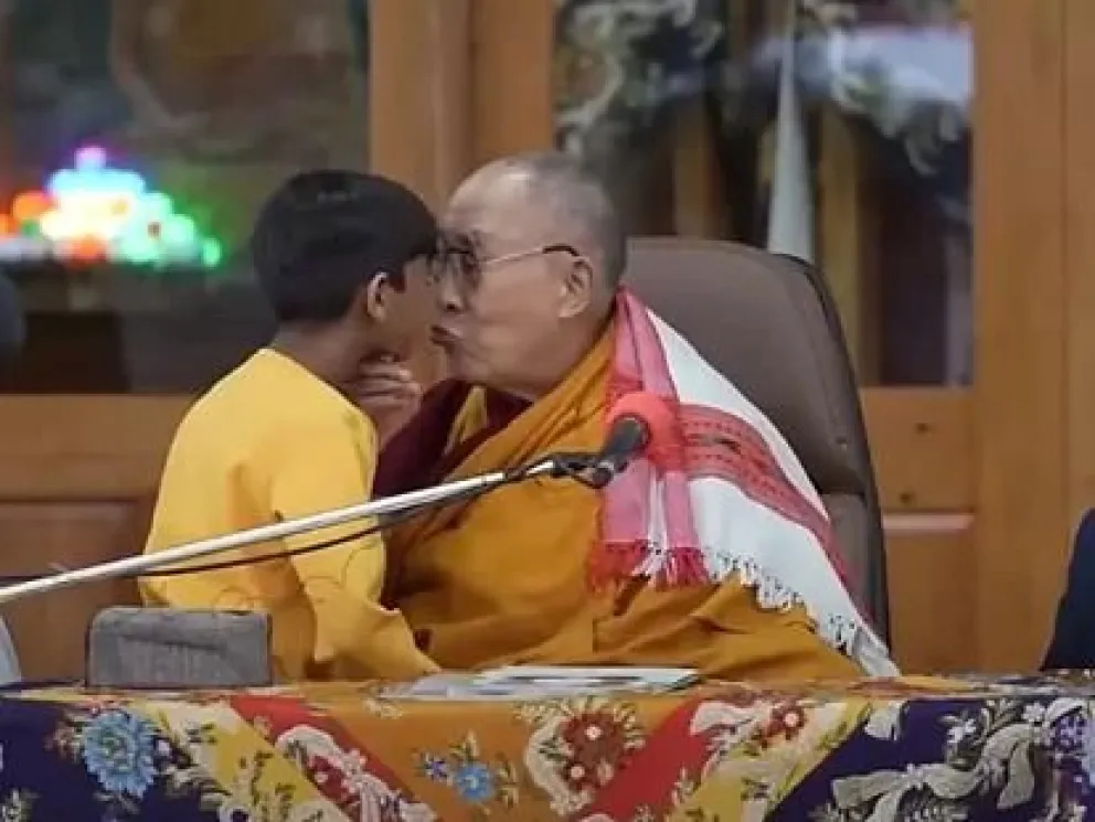 El Dalai Lama se disculpó tras besar a un niño: “Su santidad desea pedir disculpas al niño y a su familia”