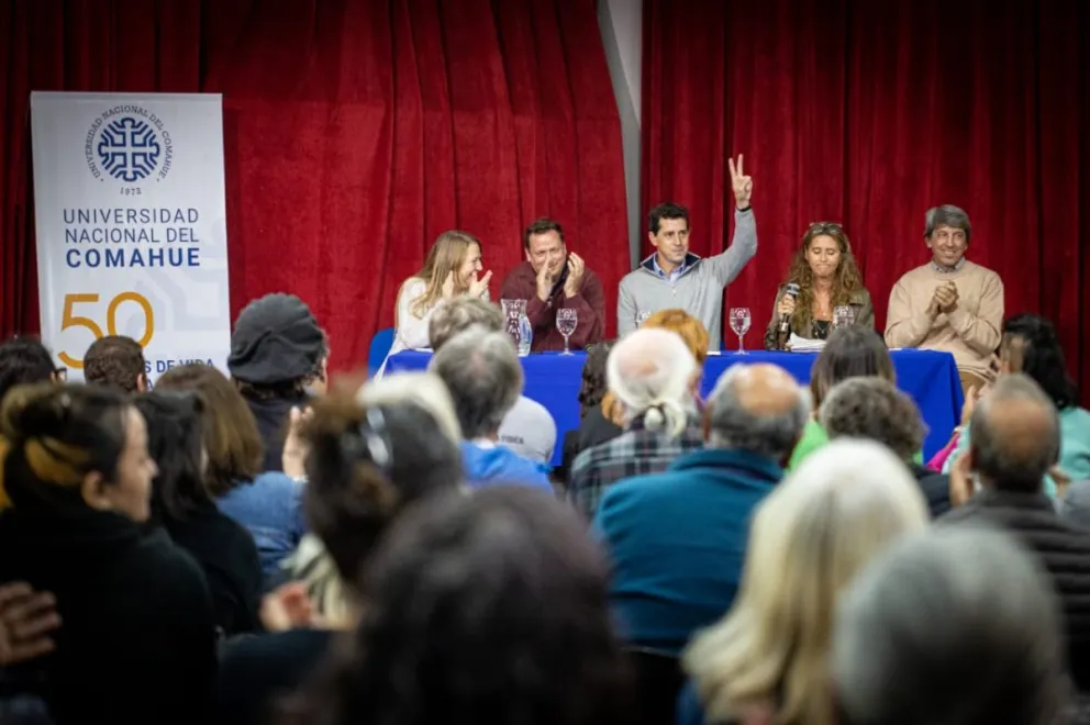 El ministro del Interior en Bariloche: desde una conferencia de prensa a una charla por la democracia