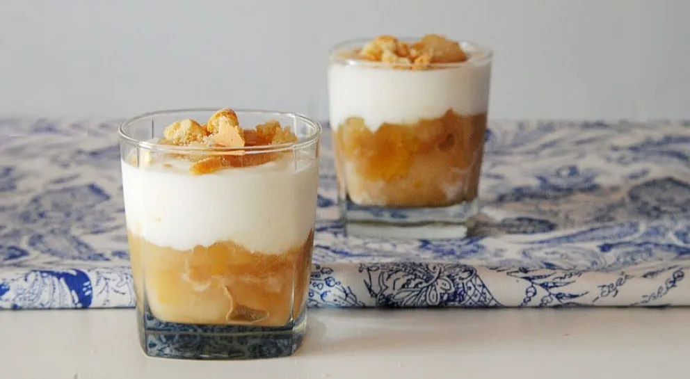 Para el postre: compota de manzanas y arándanos con crema de almendras