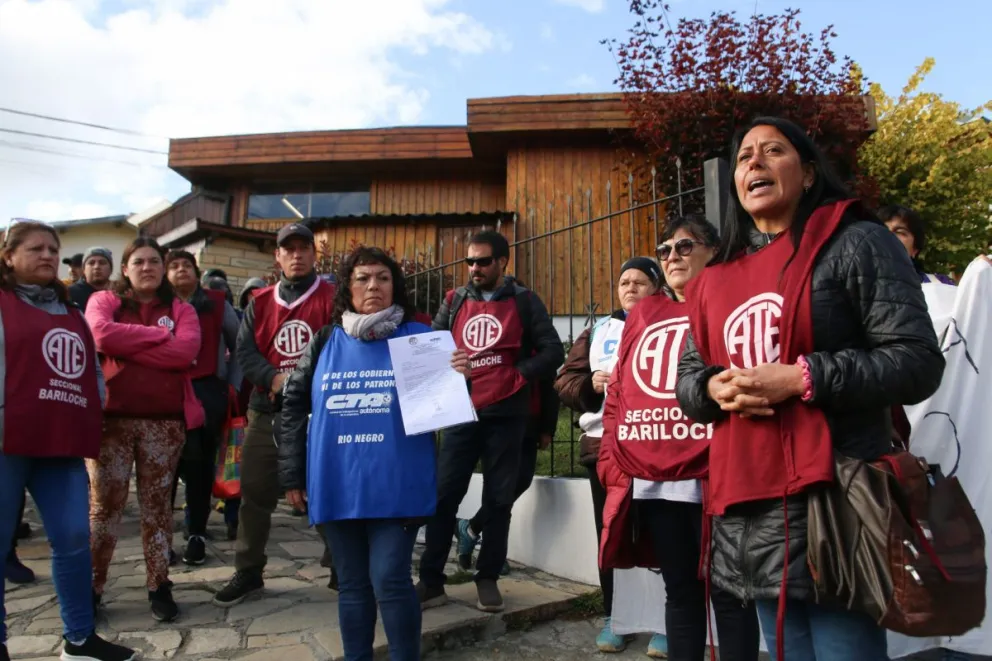ATE se manifestó en Tierra y Vivienda pidiendo un plan social de lotes destinado a estatales 