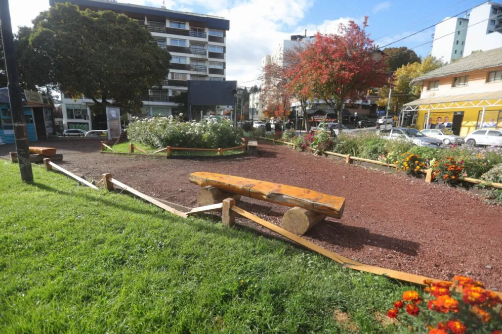 Destrozaron el jardín de ingreso de la Feria Artesanal y rompieron vidrios