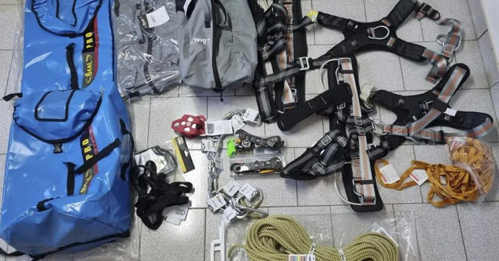 Bomberos Dina Huapi adquirió elementos para rescate en cuerdas