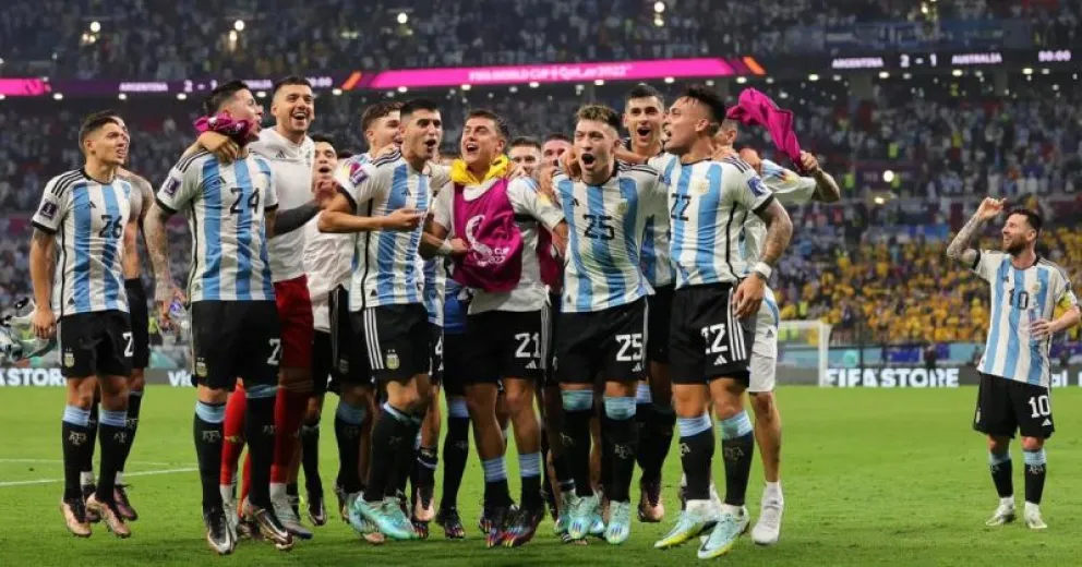 Mega escándalo: las fotos de un jugador de La Scaloneta huyendo con su amante de su casa