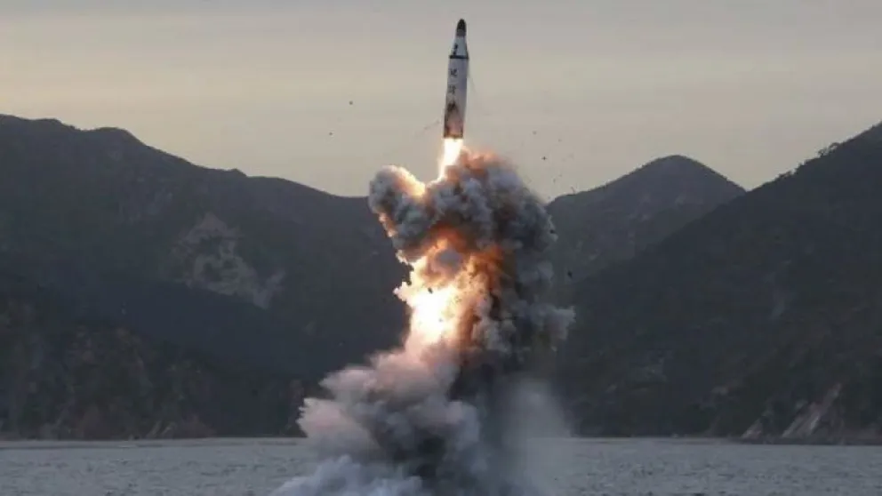 Corea del Norte lanzó un nuevo misil que usa “combustible sólido de alta potencia”