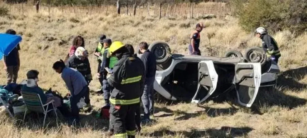 Una mujer y sus dos hijos adolescentes con heridas leves al volcar cerca de Junín