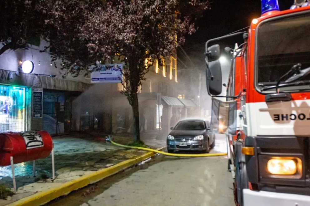 Incendio en un lavadero: susto y fuerte congestión vehicular en el centro de Bariloche