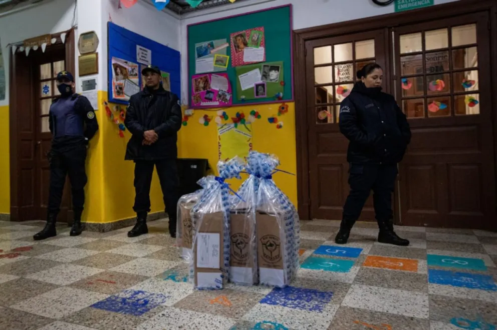 Fuertes quejas de vecinos por faltante de autoridades de mesa y desorganización