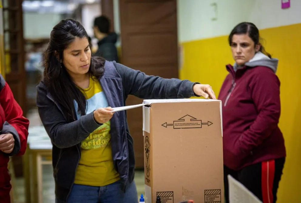 Ahora con normalidad, vecinas y vecinos de Bariloche concurren a las escuelas a emitir su voto