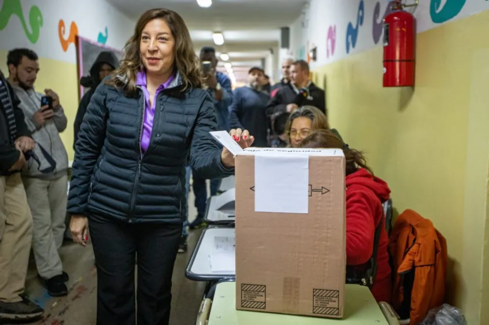 La gobernadora sufragó y evitó hablar de su futuro político