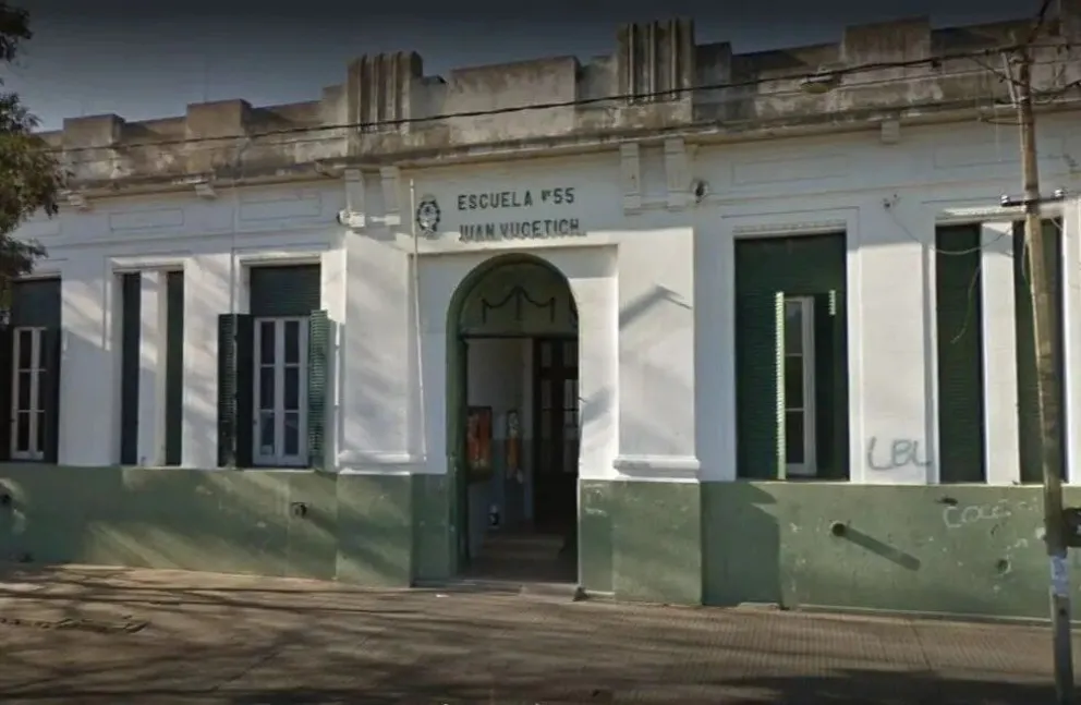 Un nene de 11 años llevó un arma a la escuela y le pegó un culatazo a la maestra