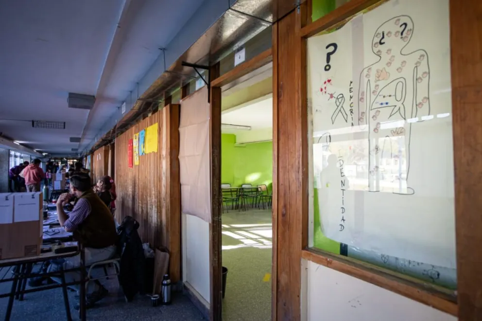 Láminas de alumnos sirvieron para tapar algunos vidrios e intentar respetar el secreto del voto