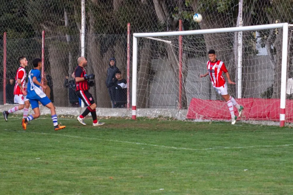 Estudiantes sigue líder