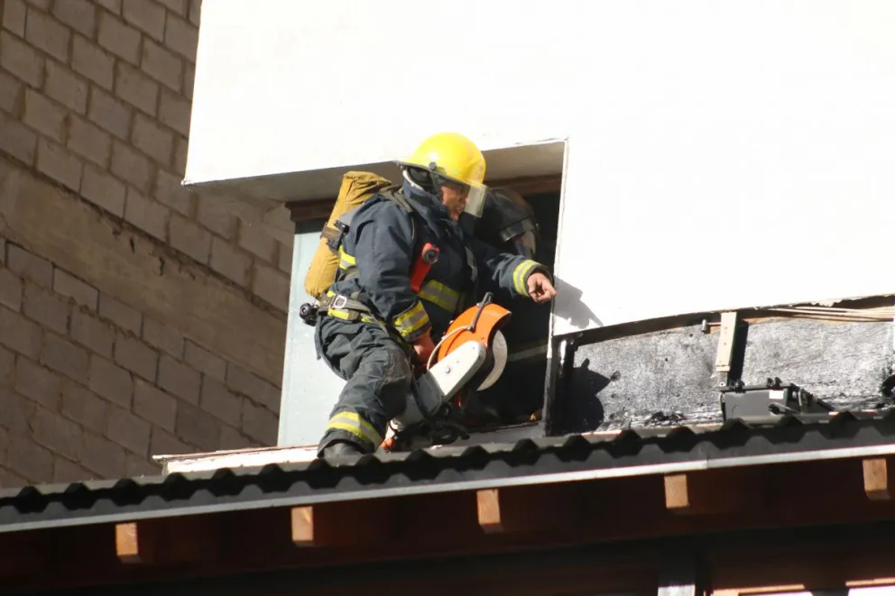 Fuego en el depósito de un local de ropa en plena calle Mitre