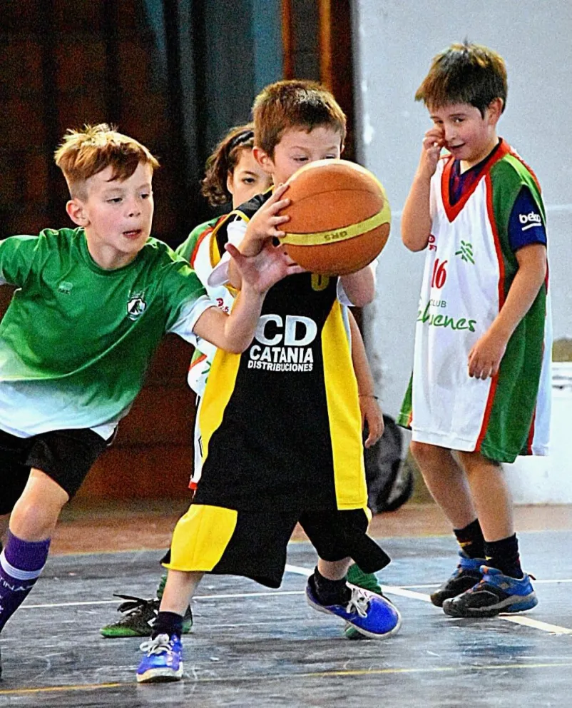 Gran encuentro de menores del básquet local