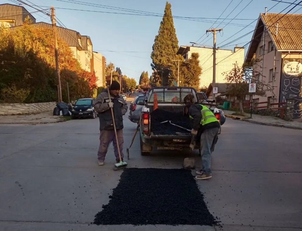 Municipio continúa con el operativo de bacheo en varios puntos de la ciudad