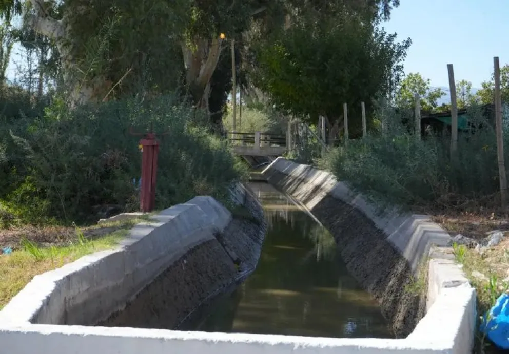 Tragedia: un bebé de un año murió ahogado tras caer en un canal de riego