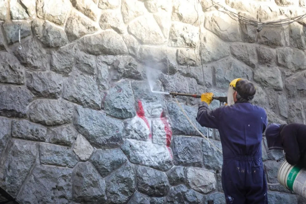 A más de un año de la pintada, borran “VIP” de las arcadas del Centro Cívico