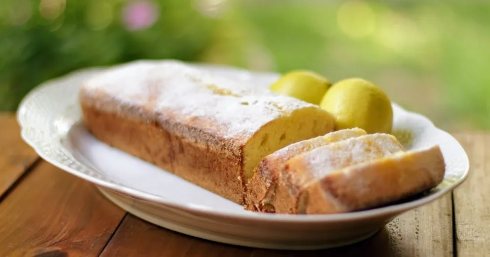 Algo dulce para la merienda: budín de limón con pasas borrachas