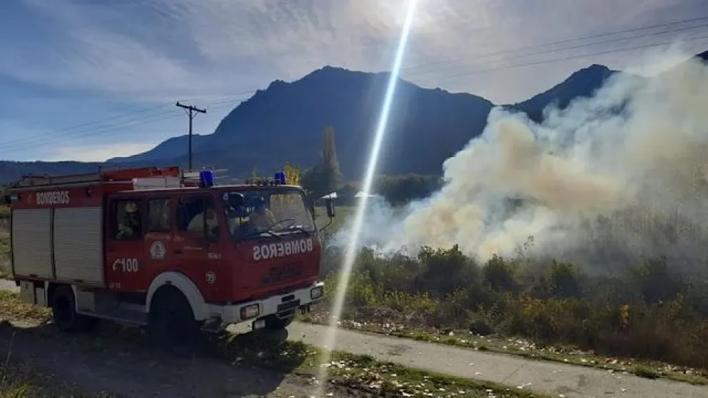 Una quema abandonada provocó un incendio forestal sobre Ruta 40 Sur
