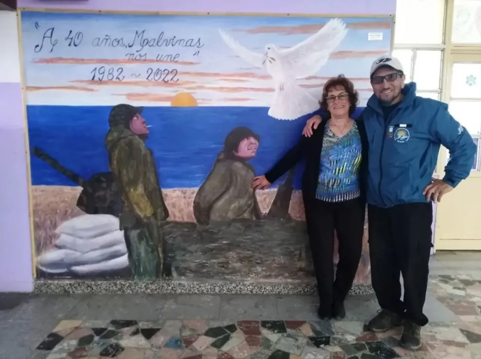 Emotivo encuentro de un excombatiente de Malvinas y su maestra de primer grado 