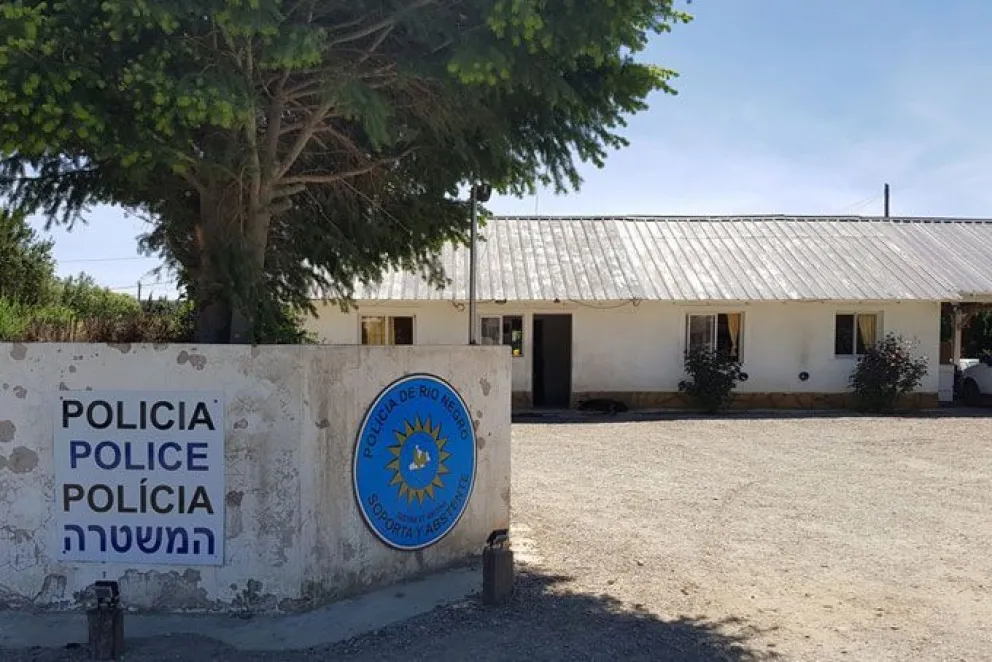 Lo hospedaron por una noche y se llevó 12 mil dólares y dos pares de zapatillas
