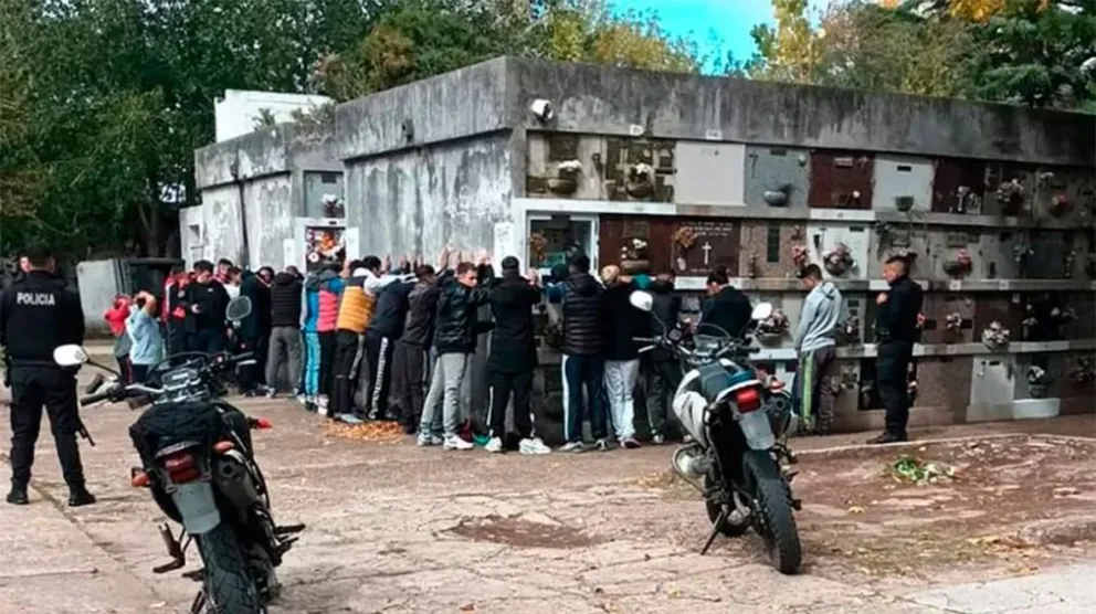Redada en el cementerio: detuvieron a motochorros cuando se juntaron para recordar a un amigo