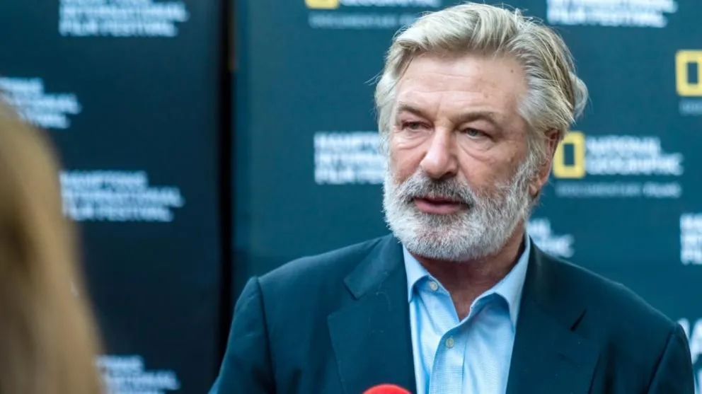 Retirarán los cargos contra Alec Baldwin por la muerte de Halyna Hutchins en el set de “Rust”