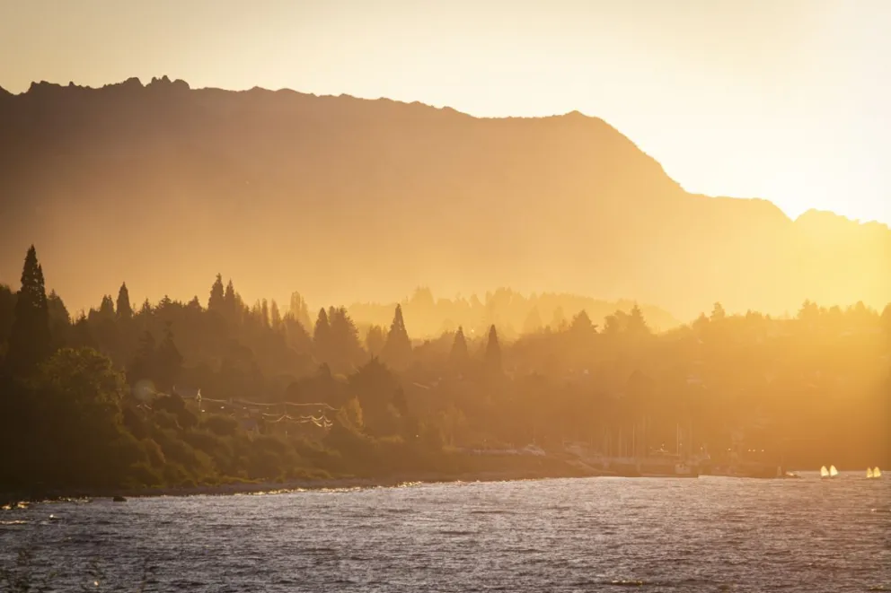 El atardecer regaló una hermosa postal del lago Nahuel Huapi y las montañas