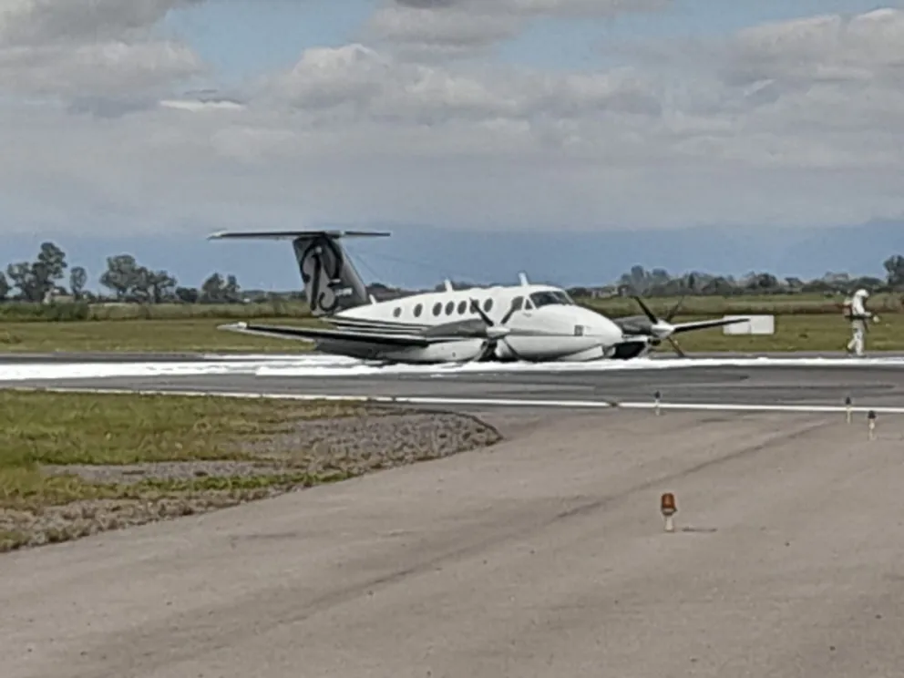 ¡Qué peligro!: así tocó tierra un avión que perdió su tren de aterrizaje