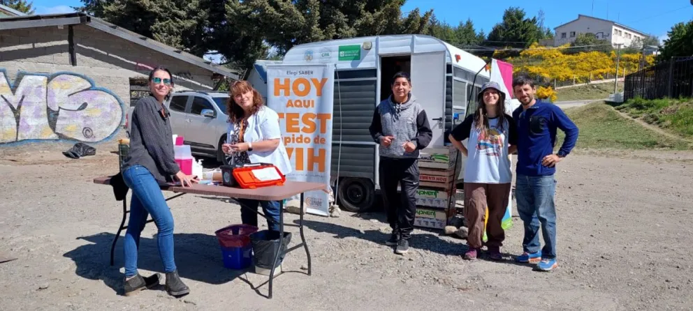 Emaús ubicó un tráiler céntrico donde ducharse