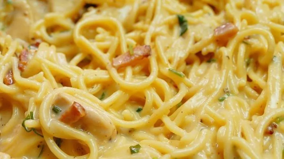 Domingo para probar unos buenos espaguetis en salsa de queso, pollo y panceta 