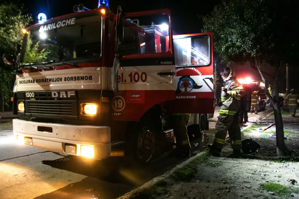 Se incendió el depósito de un local de garrafas: desesperación para vaciarlo y que no ocurra una tragedia