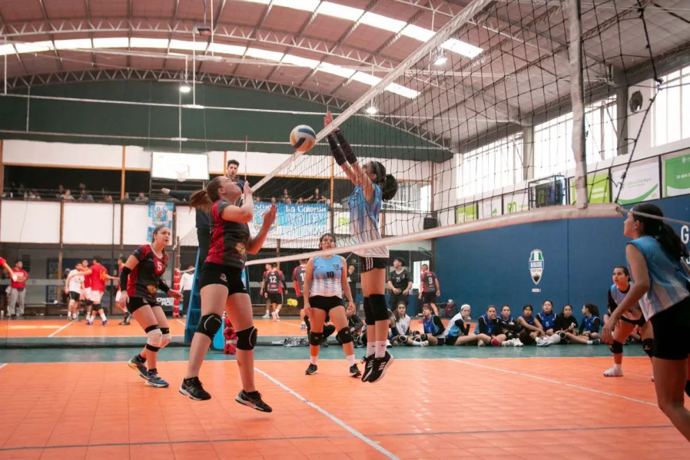 Mayores y menores se preparan para un fin de semana a puro vóley 