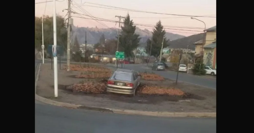"Estacionó" sobre la decoración de la nueva rotonda de Beschtedt y Ruta 40