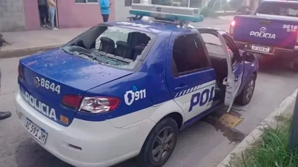 Un patrullero atropelló a un niño durante una persecución y los vecinos destrozaron el rodado