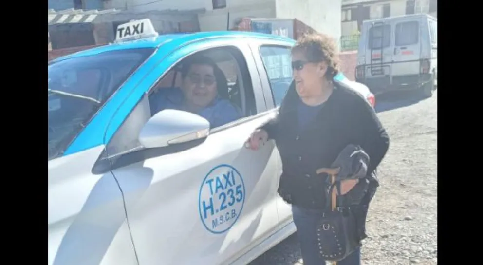 No les cobró el viaje por ser las primeras pasajeras en subirse a su taxi