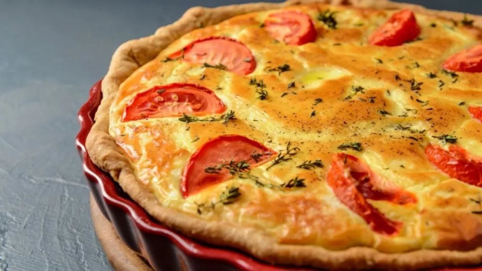 Un almuerzo exquisito: tarta de tomate, queso gruyere y panceta