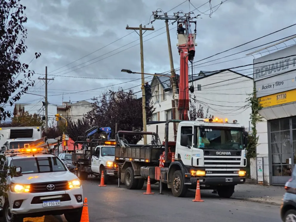 Reemplazan el poste de luz impactado por un motor home y que presentaba peligro de derrumbe