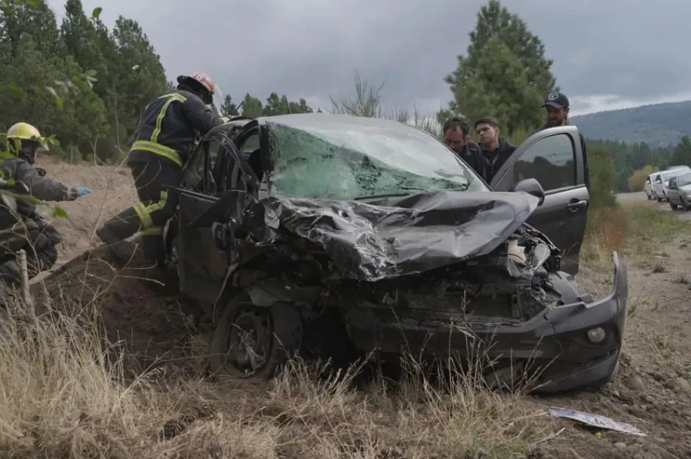 Una mujer herida en impresionante choque frontal sobre Ruta 40