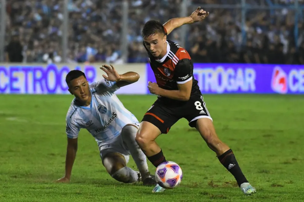 Con uno menos River rescató un punto en Tucumán pero Armani se quedó sin récord